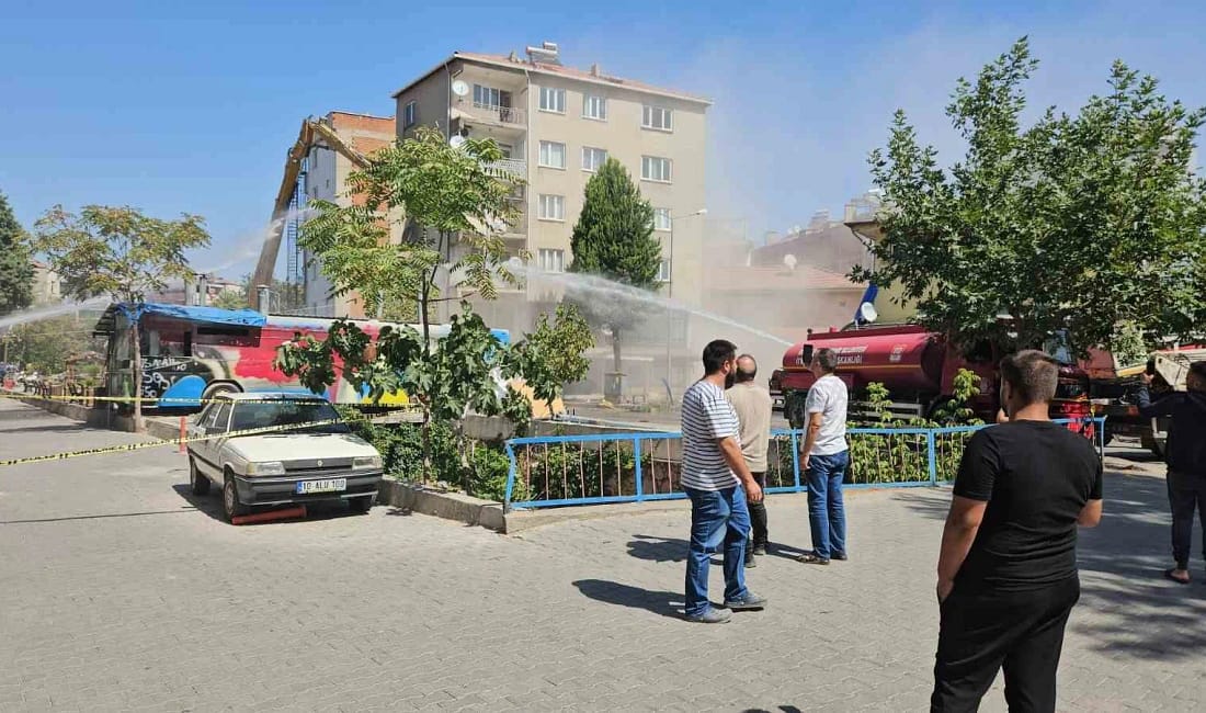 Sındırgı’da depremde ağır hasar gören binalar yıkılmaya devam ediyor Balıkesir’in Sındırgı ilçesinde 10 Ağustos’ta meydana gelen 6,1 büyüklüğündeki depremde