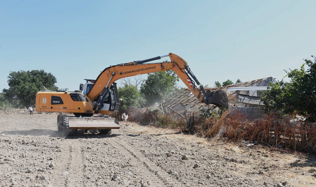 Tarihi bölge kaçak yapılardan temizleniyor Osmangazi Belediyesi, ilçedeki kaçak yapılaşmayla mücadelesini hız kesmeden sürdürüyor. Son