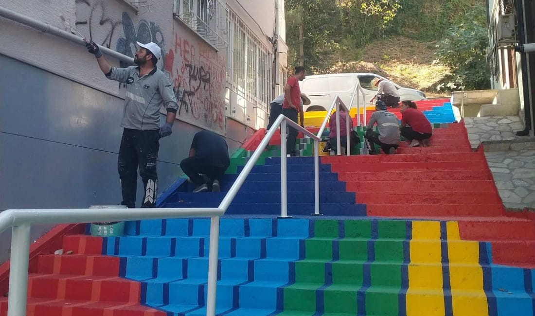 Bursa’da sanat sokağa taştı Bursa'da görüntü kirliliğine yol açan trafo binaları, istinat duvarları ve