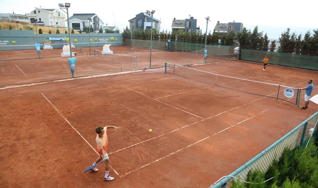 Genç raketler Nilüfer’de ter döktü Nilüfer Belediyesi ile TTF iş birliğinde gerçekleşen “Büyükler Yaz Kupası