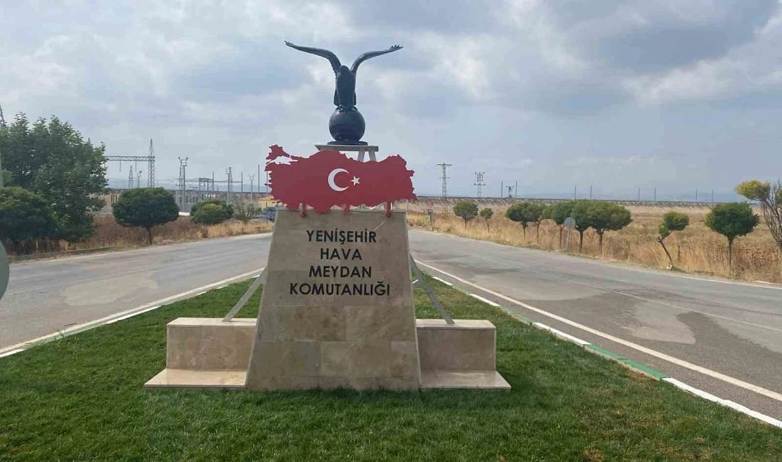 Türk Bayraklı kartal heykeline büyük ilgi Bursa Yenişehir Hava Meydan Komutanlığı kavşağına yapılan Kartal figürü ve