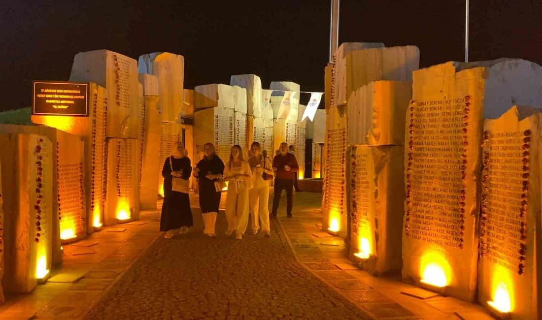 Yalova’da Marmara Depremi’nde hayatını kaybedenler anıldı Yalova’da, 17 Ağustos 1999 Marmara Depremi’nin 26. yıl dönümünde hayatını