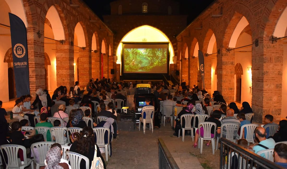 Yıldırım’da yaz akşamları şenleniyor Yıldırım Belediyesi’nin, ilçeye renk katan Yaz Sinema Günleri etkinlikleri vatandaşların