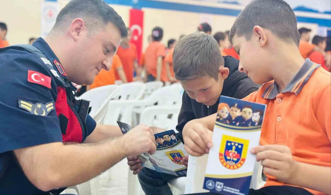 “Bir ders de jandarmadan” mottosuyla farkındalık eğitimi Aydın’ın Çine ilçesinde jandarma ekipleri, ortaokul öğrencilerine güvenlik eğitimi vererek