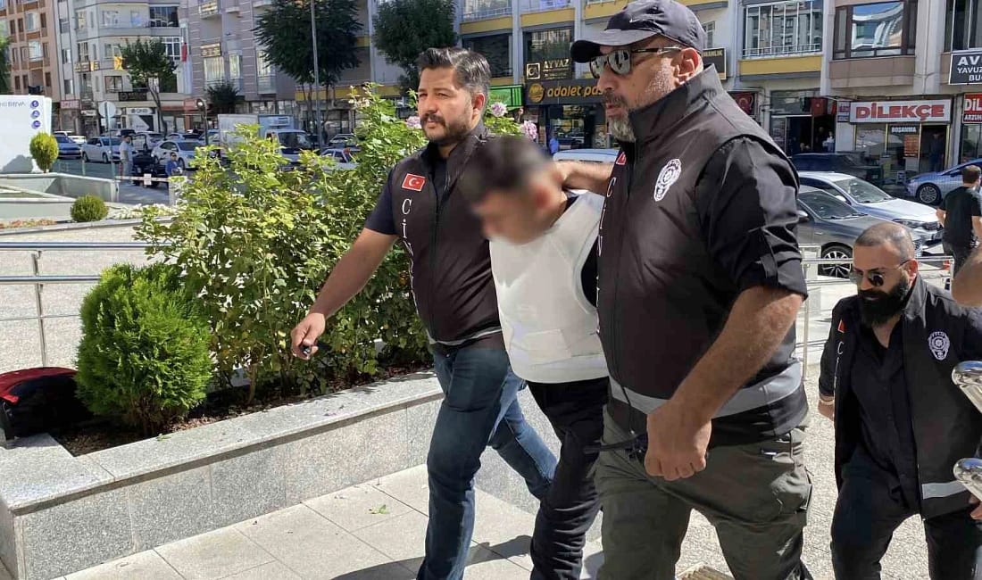 Çorum’da petshop cinayeti: 3 şüpheli adliyeye sevk edildi Çorum’da petshop dükkanında tüfekle vurulan Gökhan Dal yaşamını yitirdi. Olayla