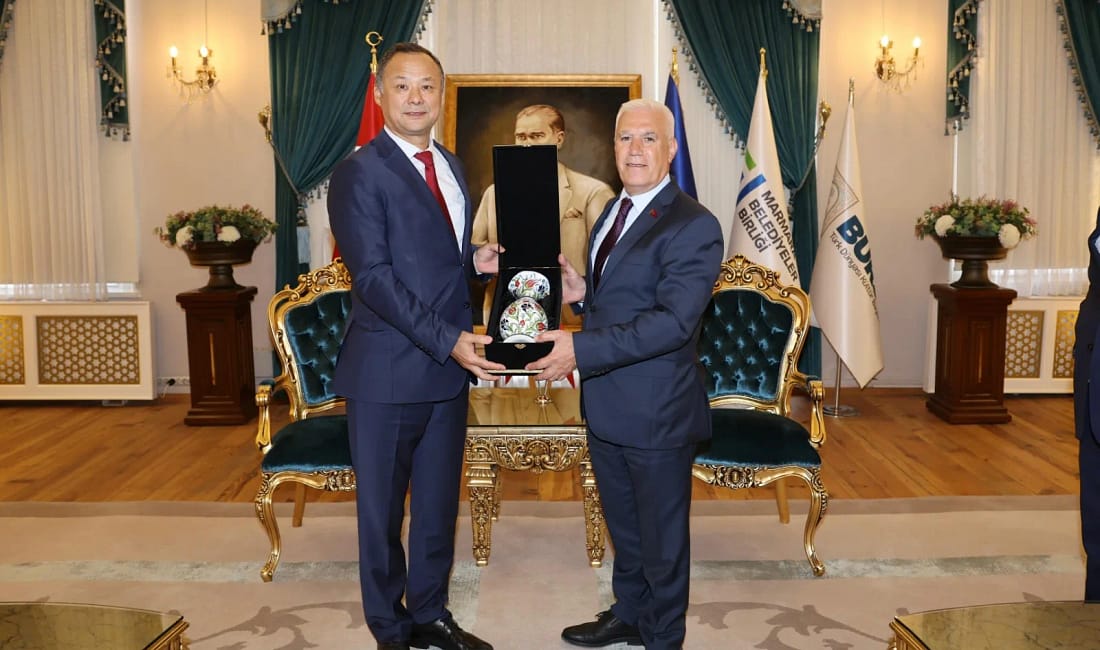 Bursa ve Kırgızistan arasında güçlü köprü Kırgız Cumhuriyeti Ankara Büyükelçisi Ruslan Kazakbaev’in Başkan Mustafa Bozbey’e yaptığı