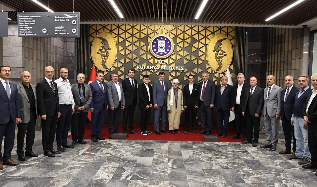 Kütahya’da yılın ahisi, kalfası ve çırağı ödüllendirildi Kütahya Belediye Başkanı Eyüp Kahveci, Ahilik Haftası Komitesi’ni ağırladı; yılın