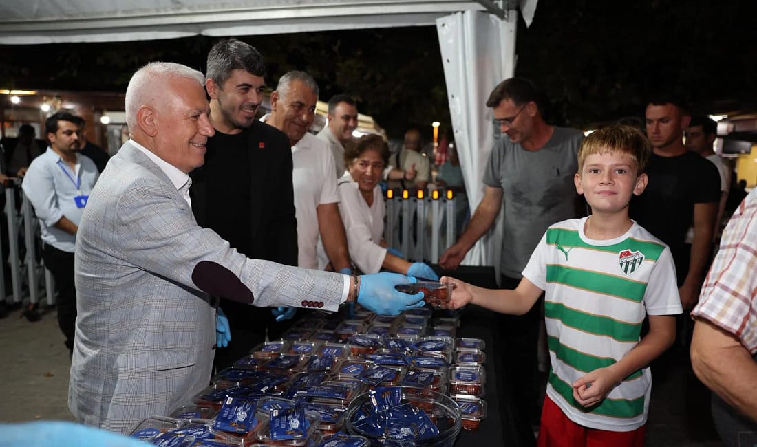 Kandil bereketi Bursa’ya ayıldı Bursa Büyükşehir Belediyesi, Mevlid Kandili dolayısıyla 17 ilçede vatandaşlara tatlı