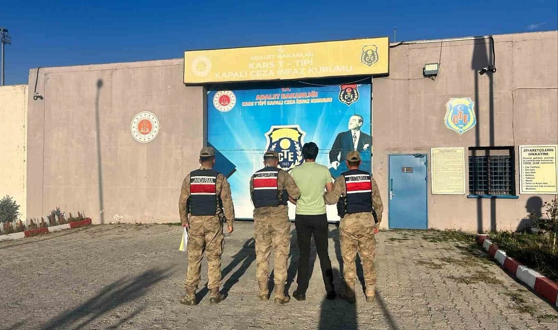 Kars’ta silahlı tehdit suçundan aranan kişi yakalandı Kars’ta hakkında “silahla tehdit” suçundan arama kararı bulunan bir kişi