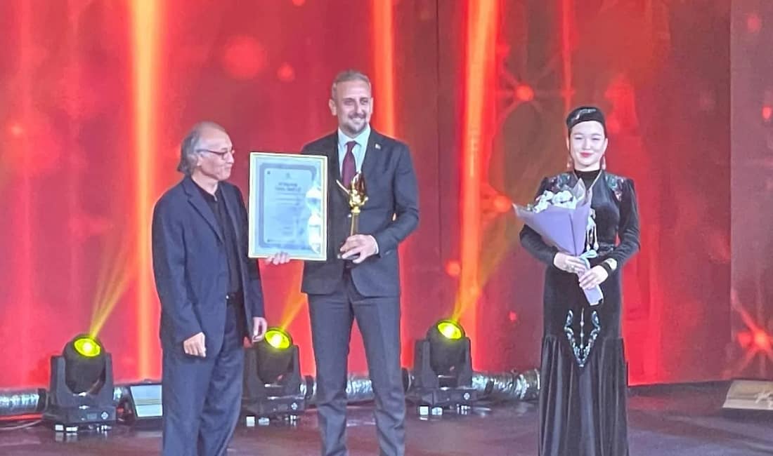 Bursa Devlet Tiyatrosu sezona ödülle başladı Bursa ve İstanbul Devlet Tiyatrosu ortak yapımı olan “Meddah ve