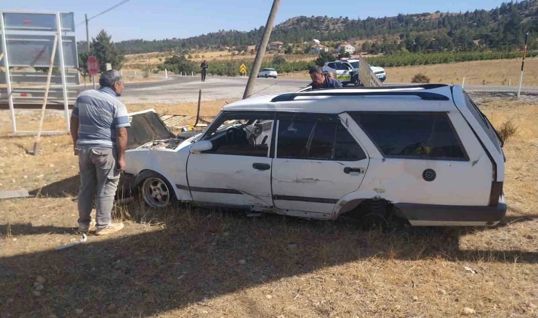 Karaman’da otomobil takla attı: 2 yaralı Karaman-Mersin karayolunda sürücüsünün direksiyon hakimiyetini kaybettiği otomobil takla attı, kazada