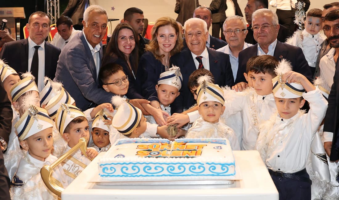 Bursa’da şölen havasında sünnet töreni Bursa Büyükşehir Belediyesi tarafından düzenlenen Geleneksel Sünnet Şöleni bayram coşkusuna