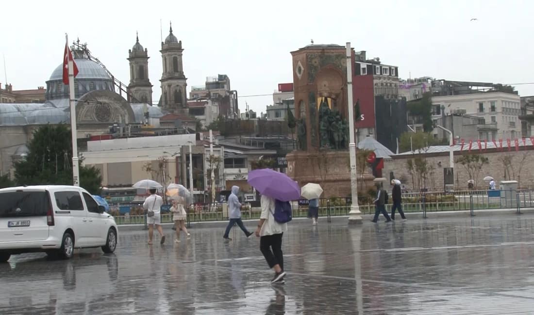 Taksim’de yağışlı hava etkisini sürdürüyor Meteoroloji Genel Müdürlüğü’nün uyarılarının ardından İstanbul’da sabah saatlerinden itibaren sağanak