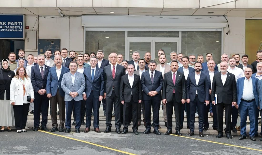 AK Parti heyeti Sultanbeyli’de vatandaşlarla bir araya geldi Türkiye Yüzyılı Buluşmaları kapsamında Sultanbeyli’de düzenlenen programda AK Parti heyeti