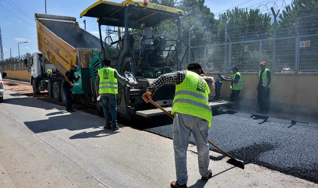 Büyükşehir’den Yıldırım’a altyapı hamlesi Büyükşehir Belediyesi, Yıldırım’da yürüttüğü kapsamlı altyapı yenileme ve asfaltlama çalışmalarıyla