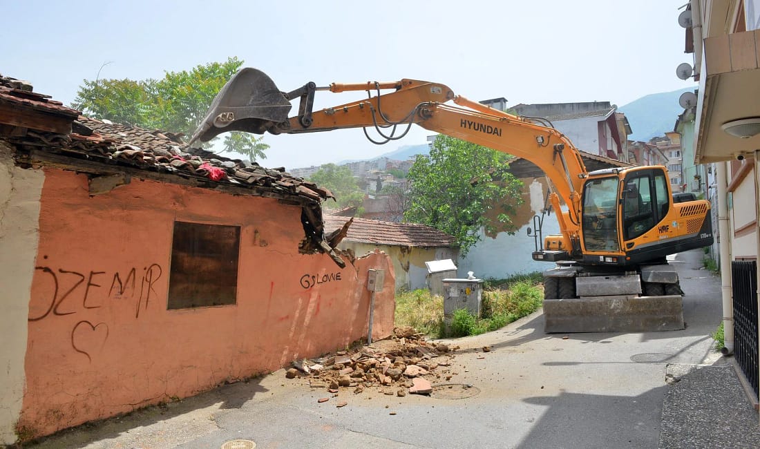 Yıldırım’da metruk bina temizliği Yıldırım Belediyesi kullanım ömrünü tamamlayan, kent estetiği bakımından olumsuz görüntü