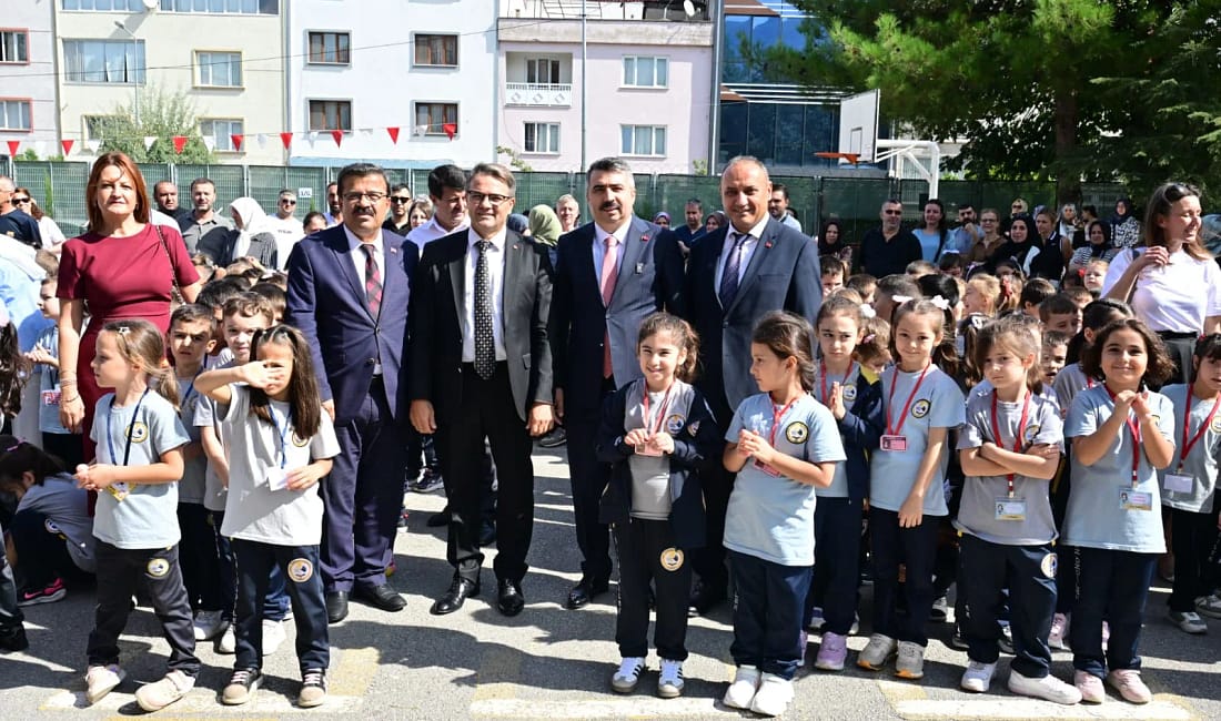 Yıldırım’da eğitime ve çevreye yatırım Yeni Eğitim Öğretim yılının ilk gününde 3 okulu ziyaret ederek,