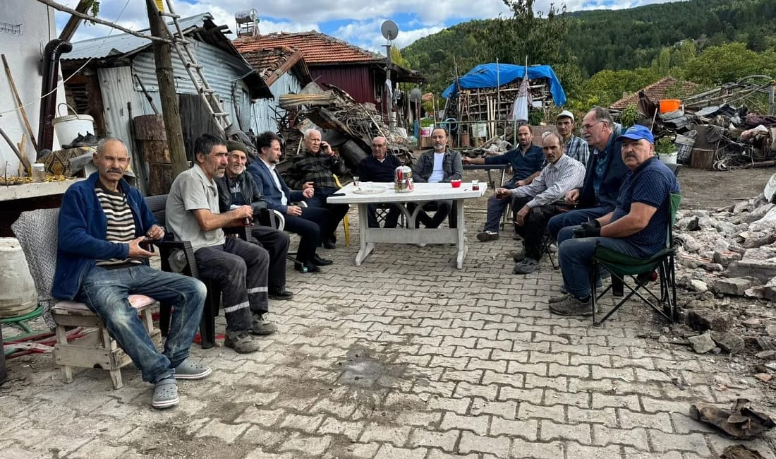 Gediz’de yangın mağduru ailelere destek ziyareti Kütahya’nın Gediz ilçesine bağlı Köpenez köyünde iki evin küle döndüğü