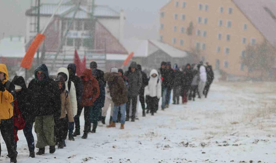 Atatürk Üniversitesi öğrencilerinden Palandöken’de Cumhuriyet tırmanışı Atatürk Üniversitesi öğrencileri, 3 bin 176 metre yüksekliğindeki Palandöken Dağı’na
