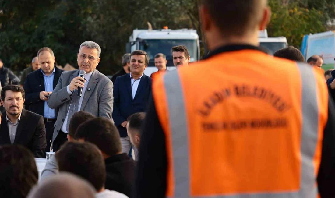 Başkan Kurnaz: Çalışkan saha personelimiz gücümüze güç katıyor İlkadım Belediye Başkanı İhsan Kurnaz, temizlik işleri personelini ziyaret ederek