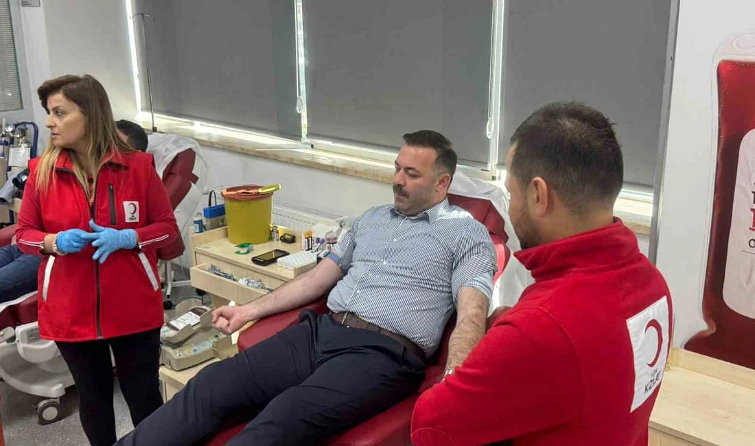 AK Parti teşkilatından Kızılay Haftası’na anlamlı destek AK Parti İl Başkanı Mustafa Çağlayan öncülüğünde partililer, Kızılay Haftası