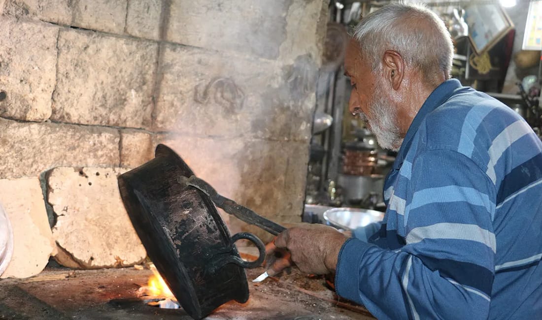 Şanlıurfa’da 75 yıllık kalay ustası mesleğini sürdürmekte kararlı Şanlıurfa’daki tarihi bakırcılar çarşısında 11 yaşında çıraklığa başlayan 86 yaşındaki