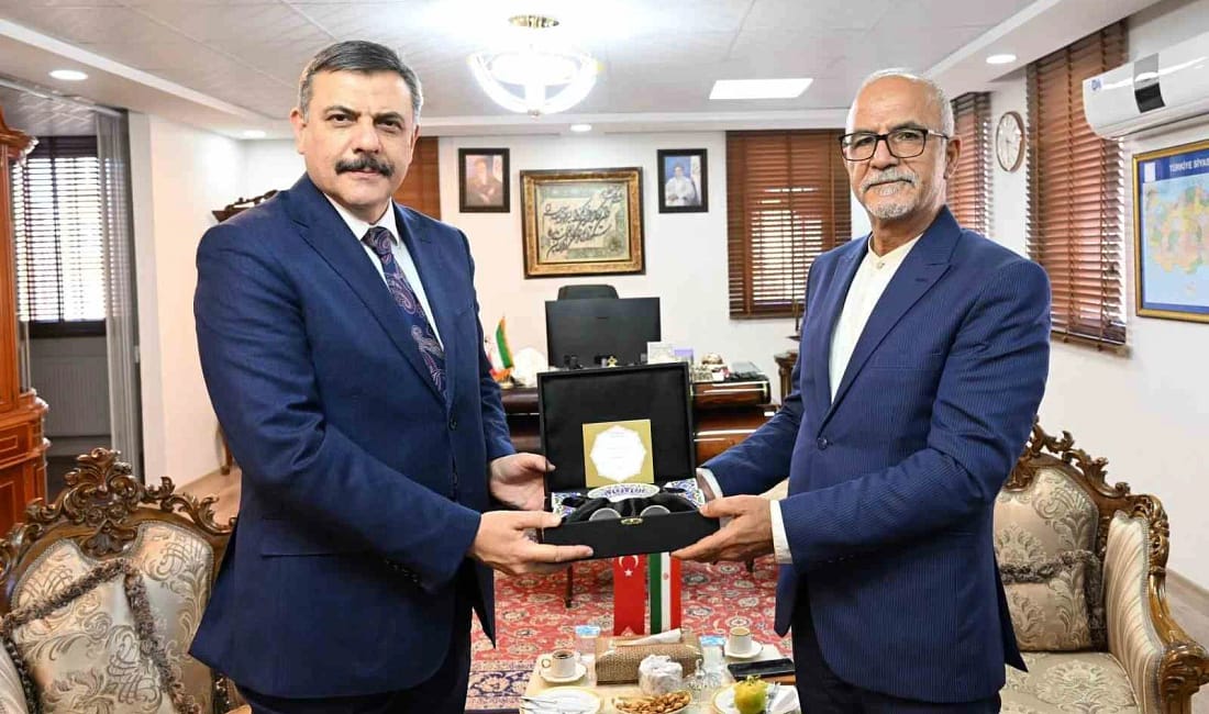 Erzurum Valisi Mustafa Çiftçi’den İran Başkonsolosu’na hayırlı olsun ziyareti Vali Mustafa Çiftçi, göreve başlayan İran İslam Cumhuriyeti Erzurum Başkonsolosu