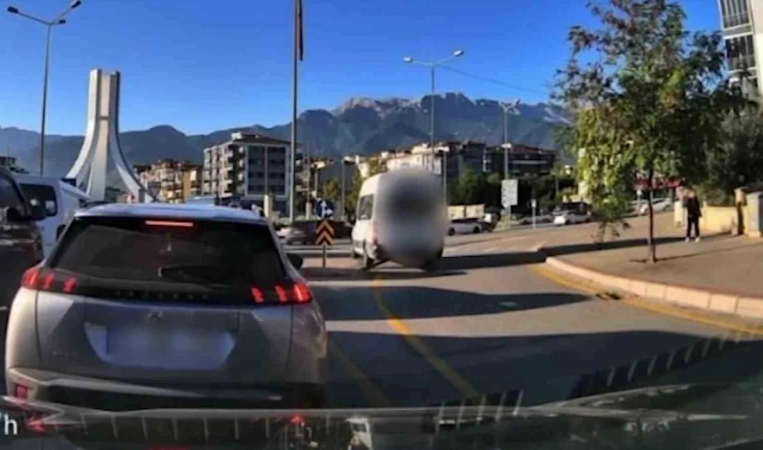 Denizli’de refüjden geçen sürücülere 3 bin 972 TL ceza Trafik kurallarını ihlal ederek refüj üzerinden kavşağa giren iki sürücü,