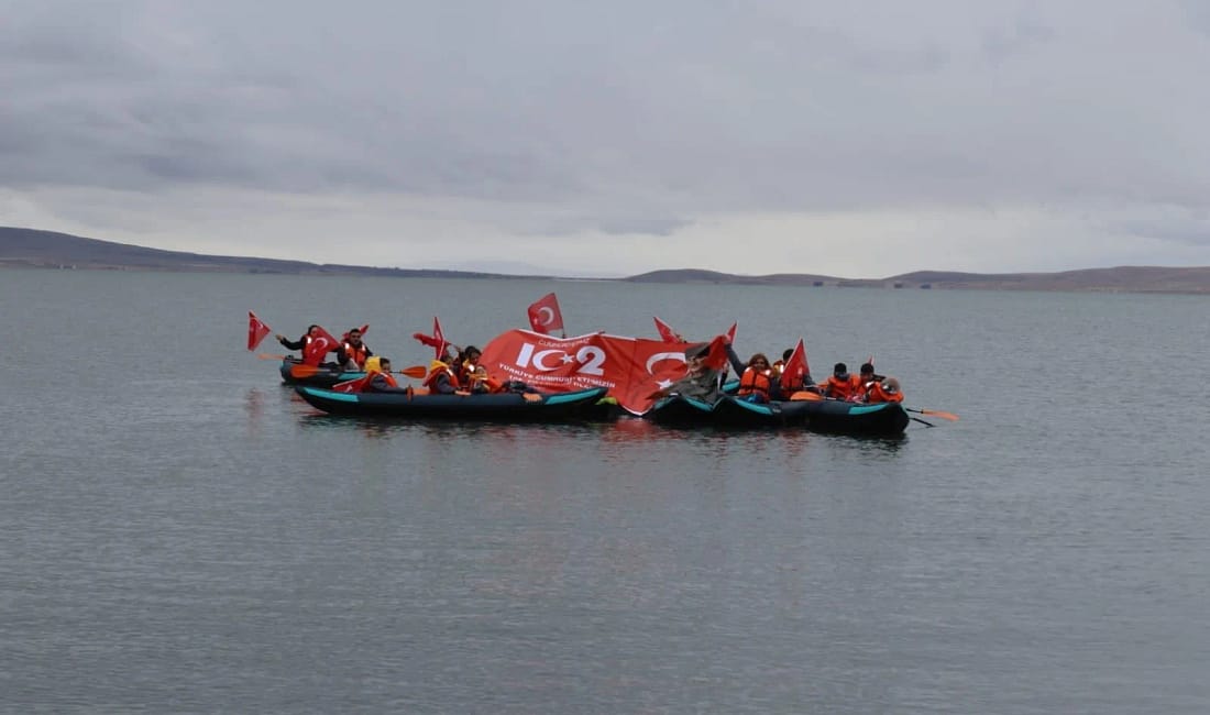 Cumhuriyet coşkusuyla Çıldır Gölü’nde kano gösterisi Kars, Ardahan ve Iğdırlı doktorlar, Cumhuriyet’in 102. yılı kapsamında Çıldır