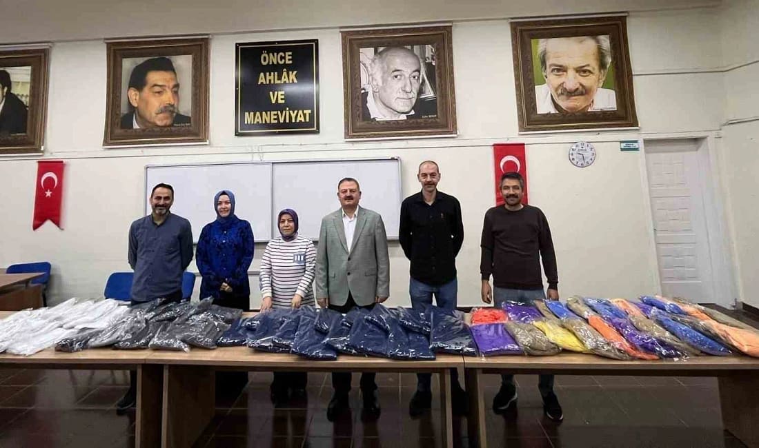 Gediz Halk Eğitimi Merkezi’nden anlamlı sosyal yardım projesi Gediz Halk Eğitimi Merkezi kursiyerleri, kendi elleriyle diktikleri kışlık kıyafet