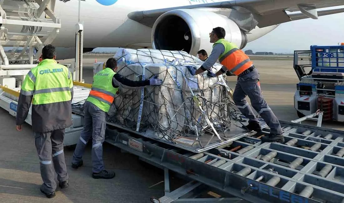 BTSO’dan Yenişehir Havalimanı’nda lojistik atağı BTSO, Yenişehir Havalimanı’ndaki kargo tesislerini gümrüklü depolama alanına dönüştürerek ihracat