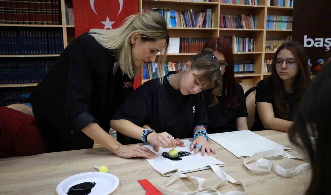 Sakarya’da öğrencilerden Cumhuriyet temalı sanat etkinliği Sakarya Büyükşehir Belediyesi, Cumhuriyet’in 102. yılını SAMEK eğitmenleriyle düzenlenen özel