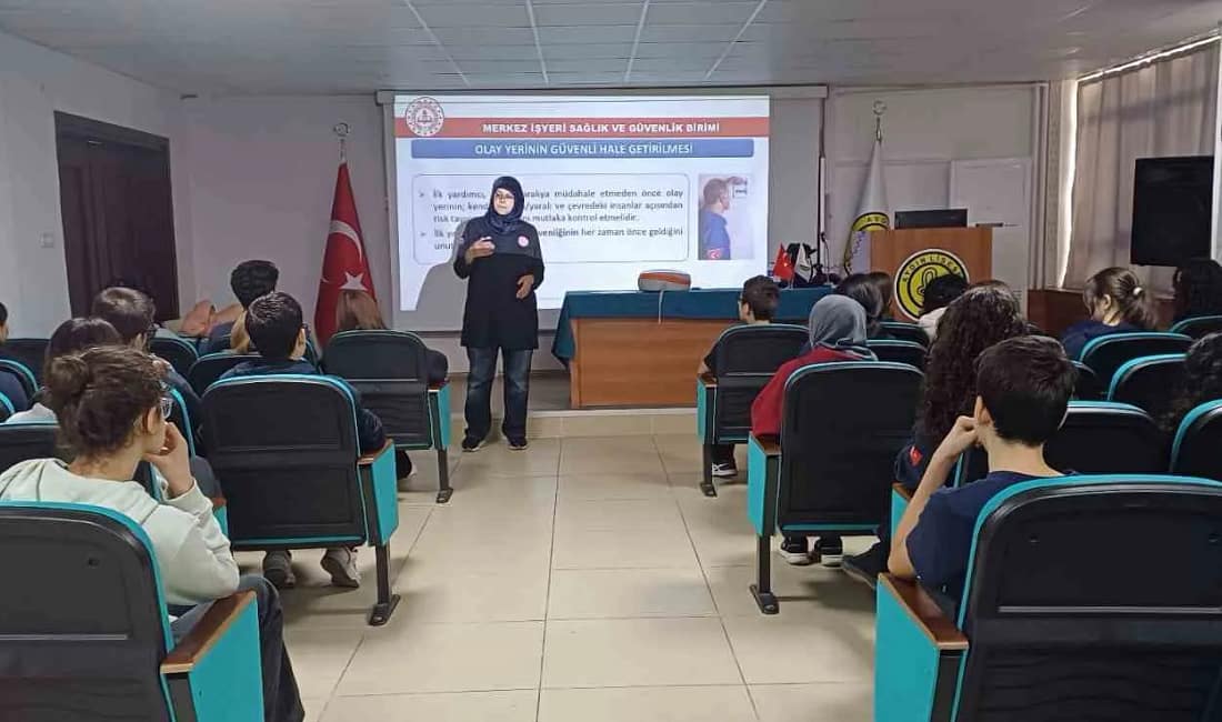 Aydın Lisesi’nde öğrencilere ilk yardım semineri Aydın Lisesi’nde İl Sağlık Müdürlüğü uzmanları tarafından düzenlenen seminerde öğrencilere