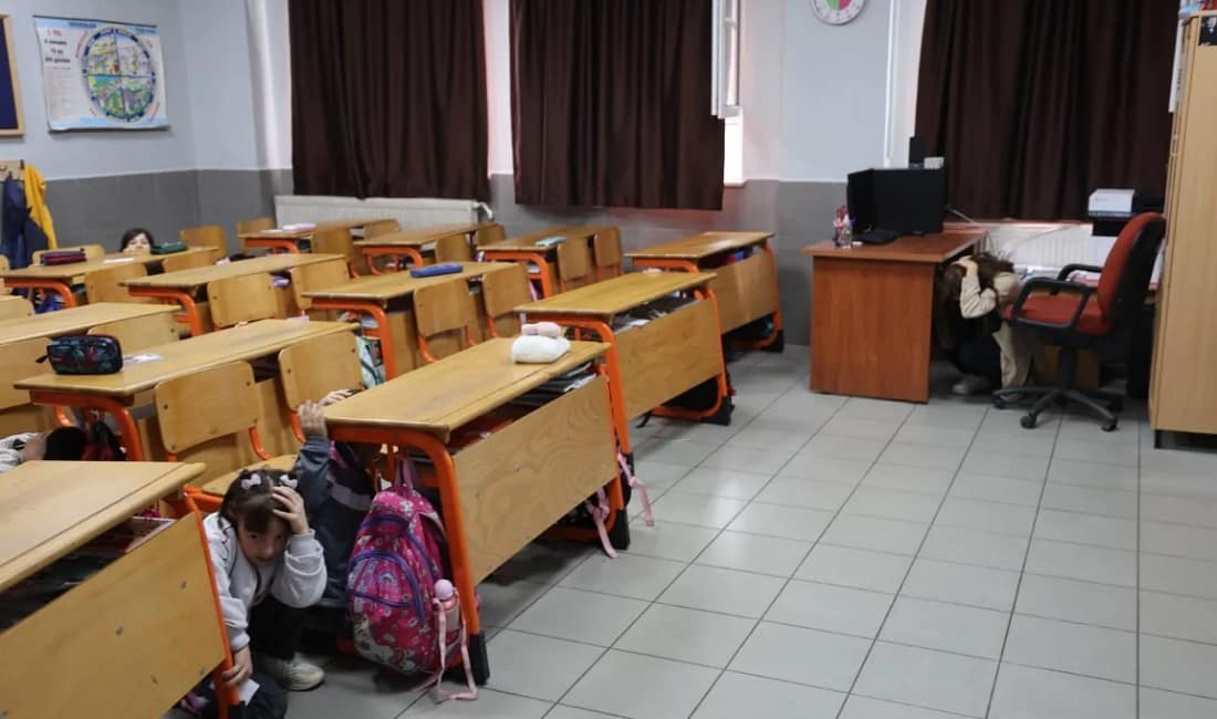 Kartepe’de öğrenciler afet bilinci eğitimiyle hazırlık yaptı Kartepe Belediyesi ve Kocaeli Büyükşehir Belediyesi iş birliğiyle düzenlenen eğitimde,