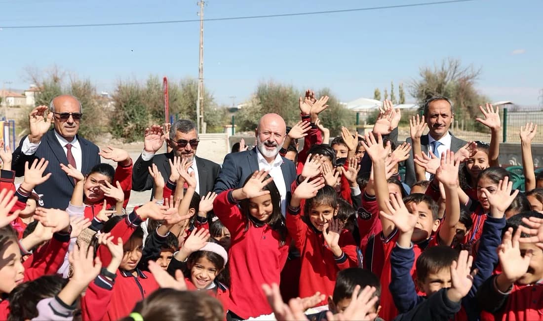 Başkan Çolakbayrakdar “Bir Dilim Mutluluk” projesiyle kırsaldaki öğrencilerle buluştu Kocasinan Belediye Başkanı Ahmet Çolakbayrakdar, “Bir Dilim Mutluluk” projesi kapsamında
