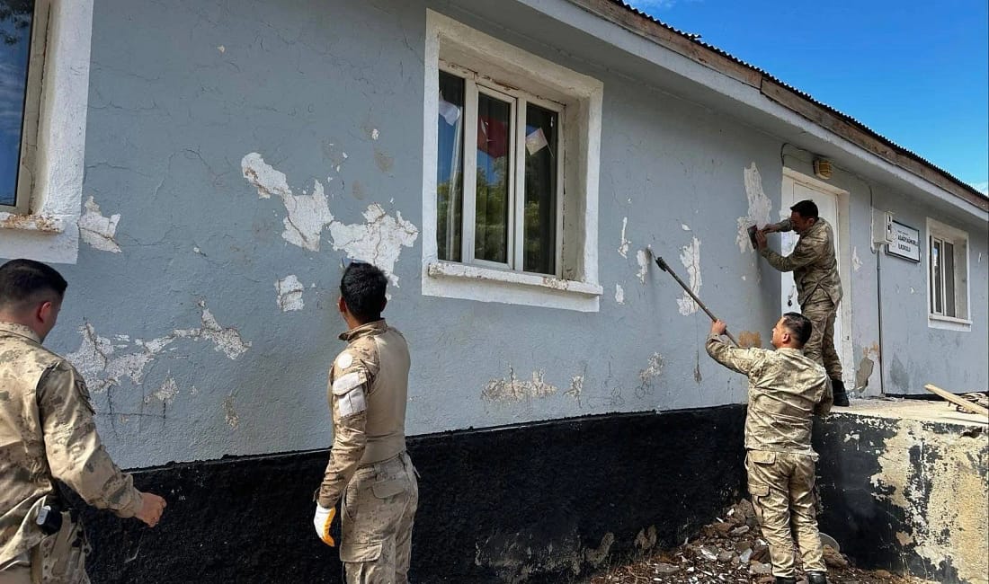 Bingöl’de jandarmadan örnek davranış: okulun bakımını üstlendiler Karlıova’da jandarma ekipleri, Aşağı Yağmurlu İlkokulu’nda boya, temizlik ve onarım