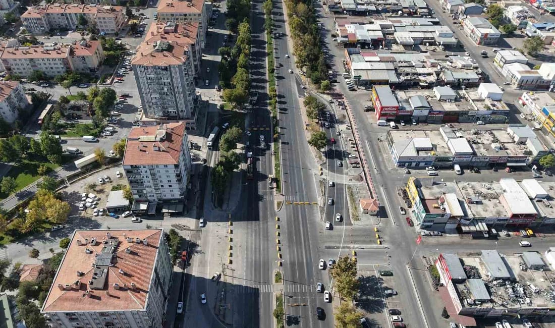 Kayseri’de 295 milyon TL’lik katlı kavşak projesi başladı Kayseri Büyükşehir Belediyesi, batı aksındaki trafiği rahatlatmak için 295 milyon