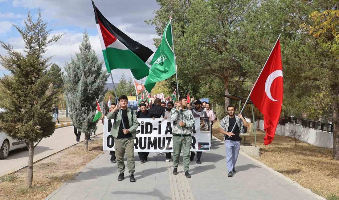 Sivas’ta üniversite öğrencilerinden Gazze’ye destek yürüyüşü Sivas Cumhuriyet Üniversitesi öğrencileri, Gazze’de binlerce masumun hayatını kaybettiği saldırıları