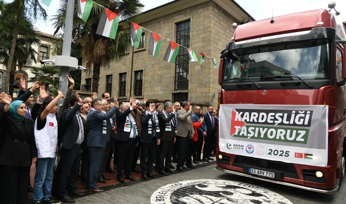 Trabzon’dan Gazze’ye 250 ton insani yardım dualarla uğurlandı Trabzon Büyükşehir Belediyesi öncülüğünde toplanan 250 ton insani yardım malzemesi,