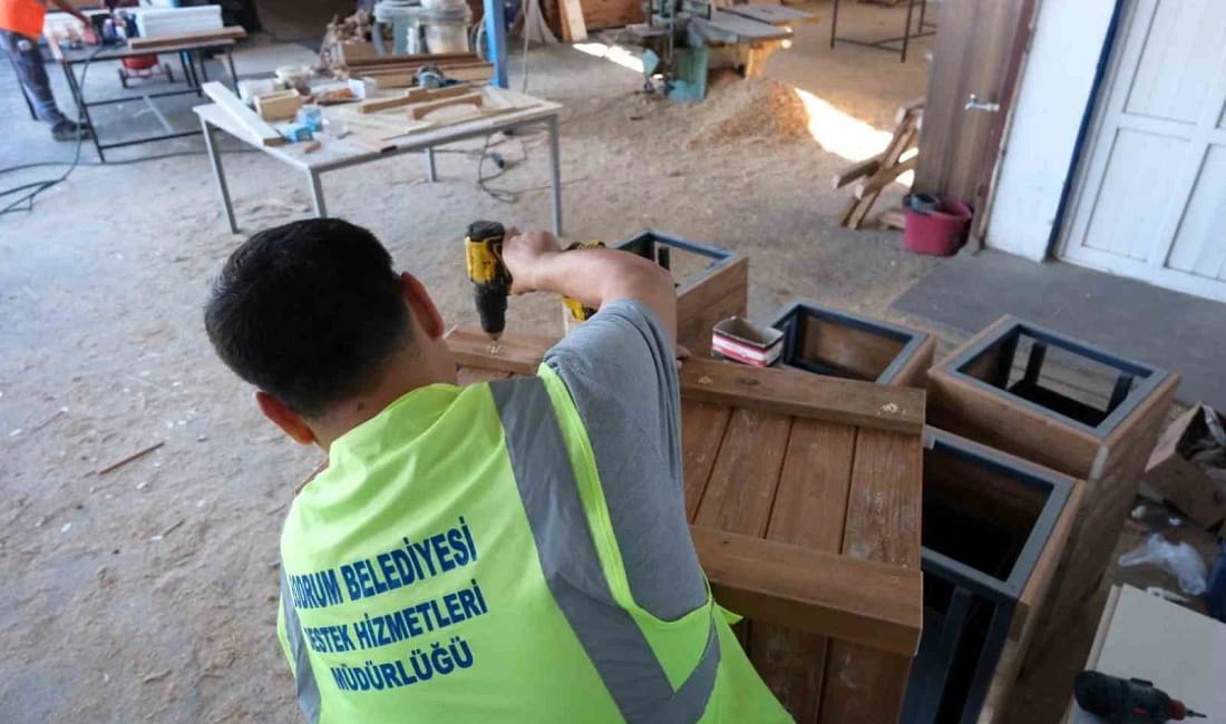 Bodrum Belediyesi kent estetiğini güçlendirecek yeni mobilyalar üretiyor Bodrum Belediyesi, kent genelinde bank, piknik masası, kedi kulübesi ve