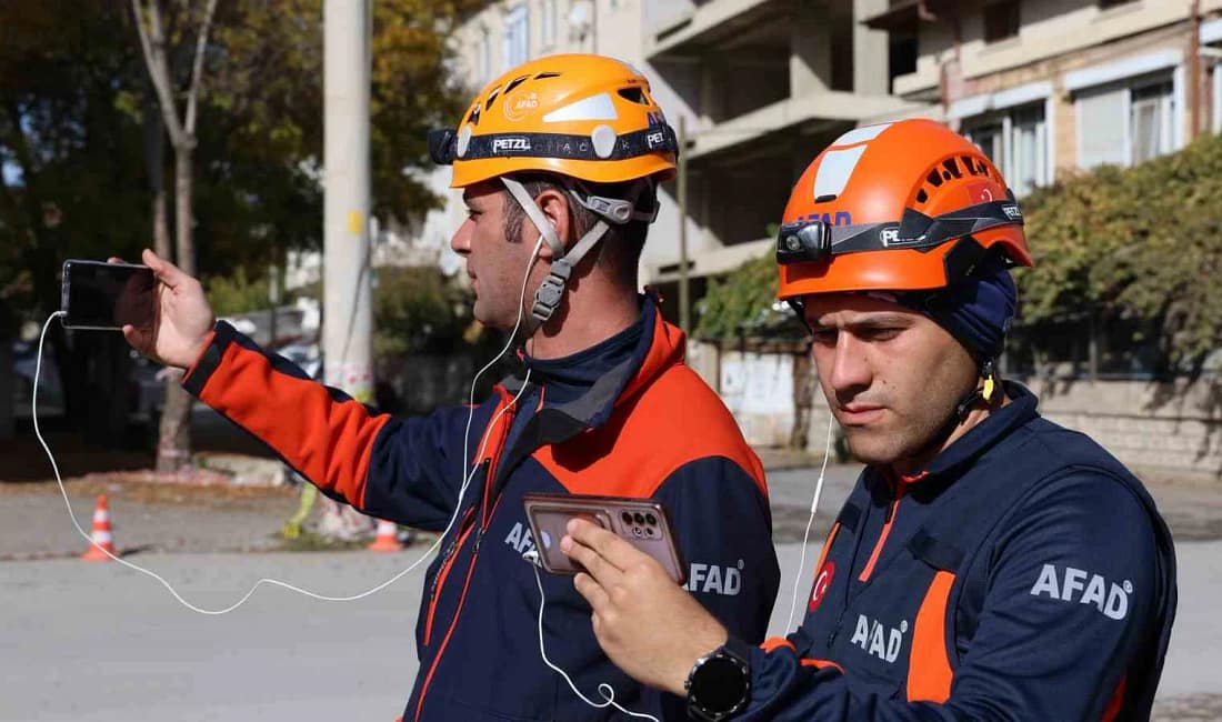 Kırşehir’de deprem tatbikatı gerçeğini aratmadı AFAD koordinasyonunda düzenlenen tatbikatta, 6.6 büyüklüğündeki deprem senaryosuyla enkaz altındaki