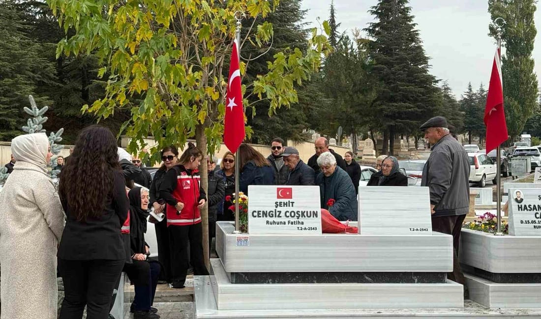 TUSAŞ saldırısında şehit olan personel kabirleri başında anıldı TUSAŞ’a yönelik terör saldırısında şehit olan 5 personel, saldırının yıl