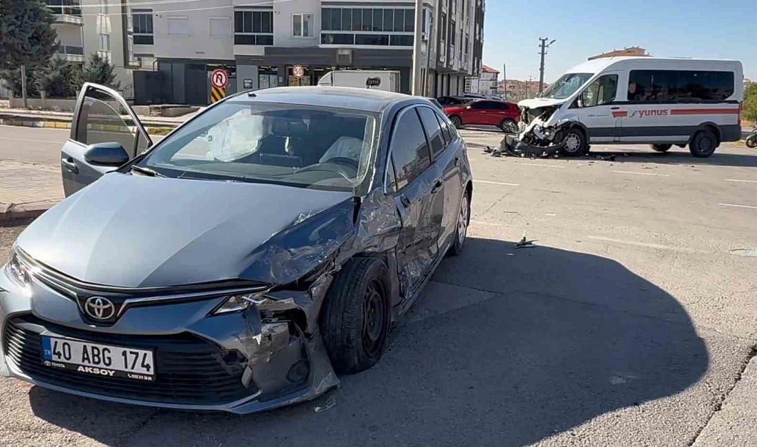 Aksaray’da servis minibüsü ile otomobil çarpıştı: 1 yaralı Hasas Mahallesi’nde meydana gelen kazada servis minibüsü ile otomobil çarpıştı.