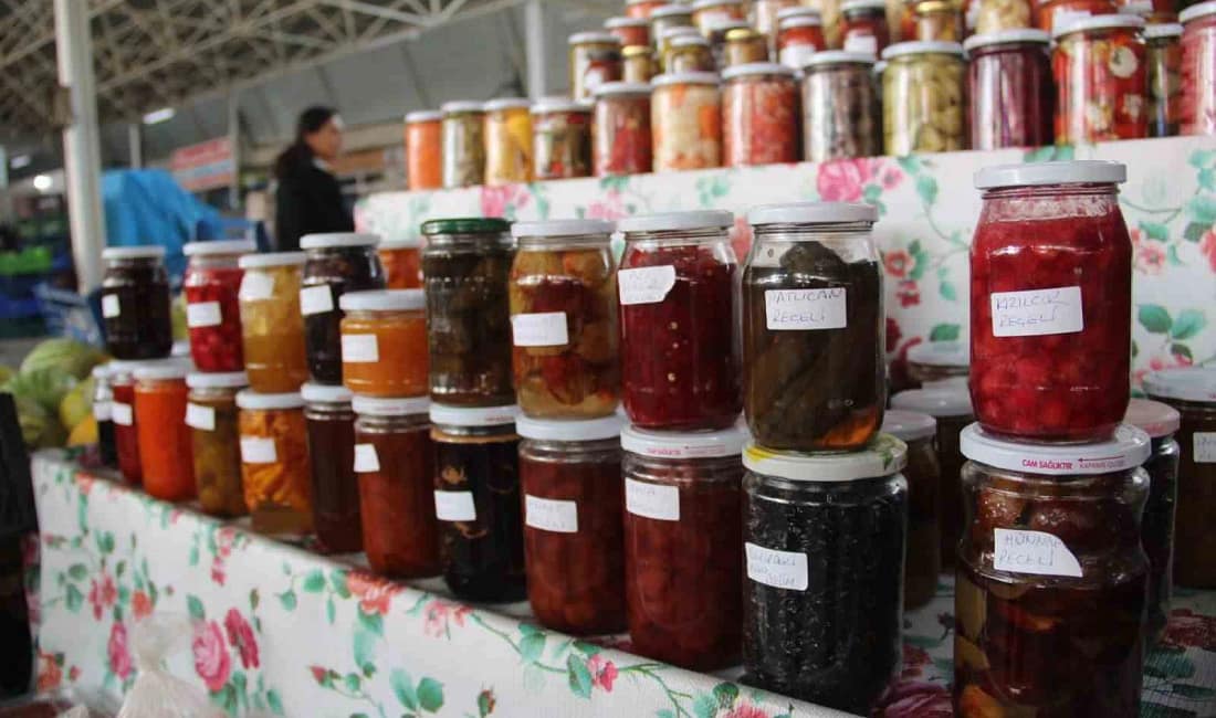 Menteşe’de 25 farklı ev yapımı reçel tezgahı ilgi odağı Menteşe Kapalı Pazaryeri’nde 25 çeşit katkısız ev yapımı reçel satan
