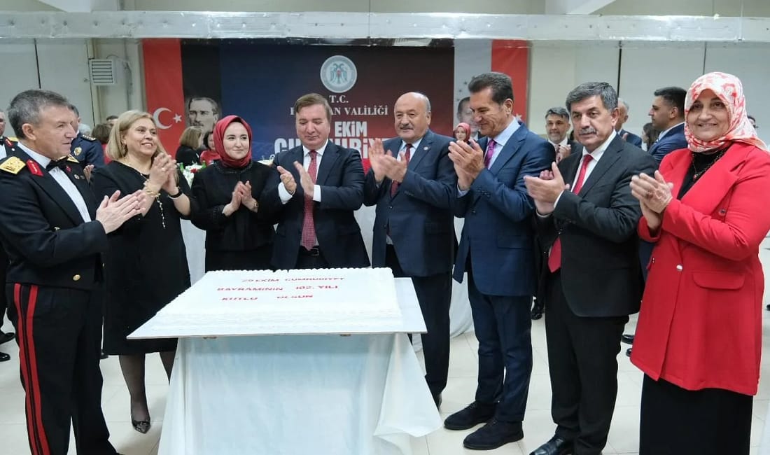 Erzincan’da Cumhuriyet Bayramı coşkusu Polis Okulu’nda yaşandı Erzincan’da Cumhuriyet’in 102’nci yılı Polis Okulu’nda düzenlenen resepsiyonla kutlandı. Vali