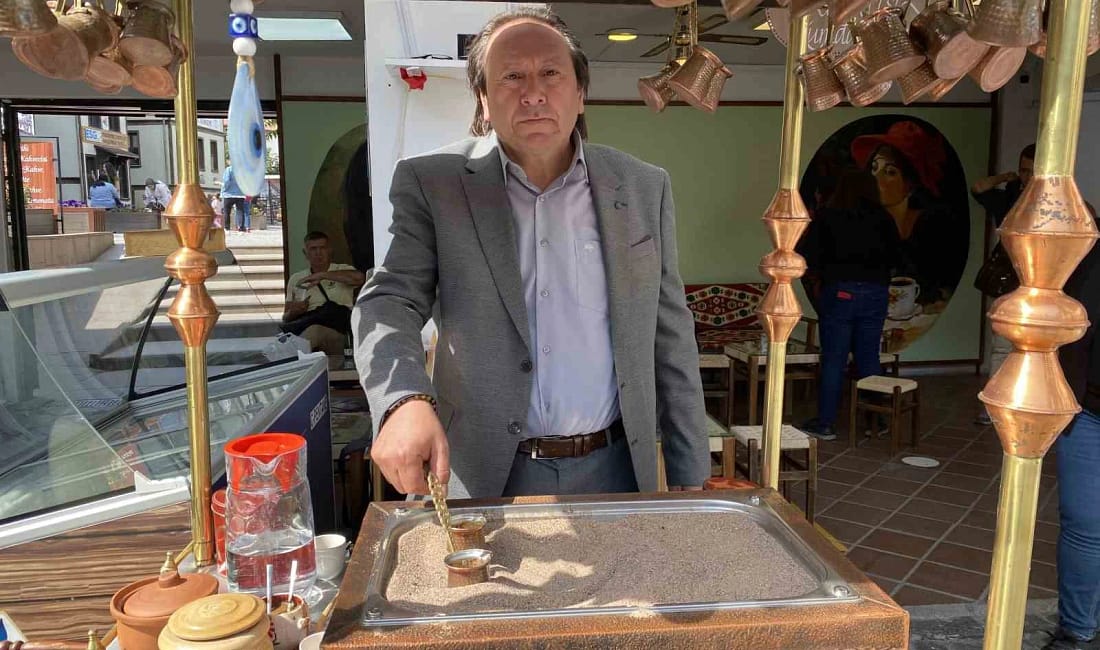Eskişehir’de Osmanlı’dan günümüze uzanan kumda kahve geleneği Eskişehir’de Osmanlı’dan günümüze ulaşan kumda kahve kültürü, Tarihi Odunpazarı Evleri’nde