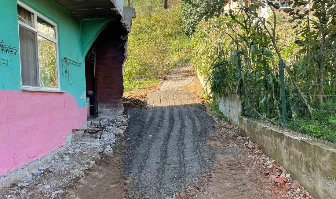 Trabzon Büyükşehir Belediyesi’nden engelli vatandaşa yol desteği Trabzon’un Araklı ilçesinde yaşayan diyaliz hastası Ahmet İhsani Öksüz’ün evine