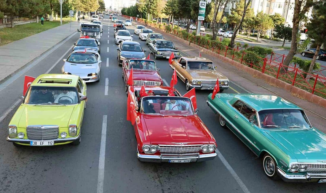 Talas’ta klasik araçlarla Cumhuriyet coşkusu Talas Belediyesi, 29 Ekim Cumhuriyet Bayramı’nın 102. yılını klasik araç