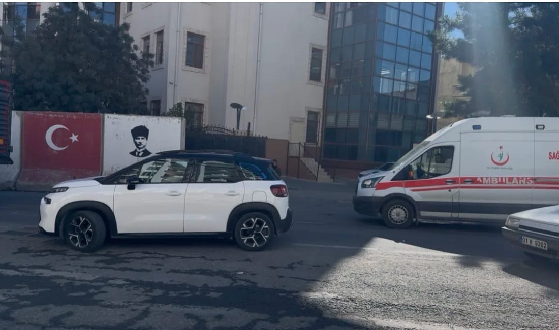 Mardin’de sürücüler yol vermedi, ambulans ters yöne girdi Mardin’in Mazıdağı ilçesinde trafik kilitlenince, sürücülerin ’fermuar sistemi’ uygulamaması nedeniyle