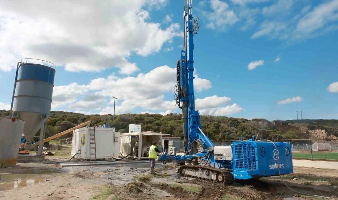 Karabiga’da 250 kişilik spor salonu için ilk kazma vuruldu Karabiga’da gençlerin beklediği 250 kişilik kapalı spor salonunun inşaatına Jet